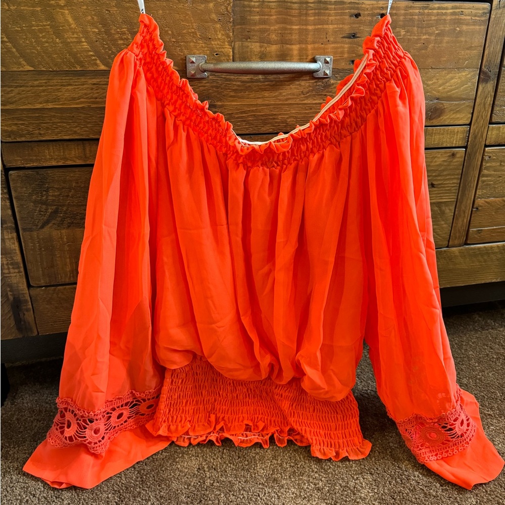 - Blouse